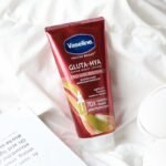 Vaseline Gluta-Hya Serum Burst Lotion Pro Age Restore – 300ml